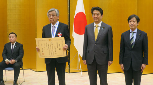 Tetsuo Mitsui with the Prime Minister Mr. Shinzo Abe - Kyokuyo Shipyard